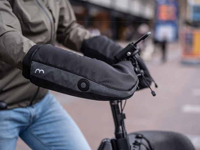 SUBZERO SHELLSを使うサイクリスト