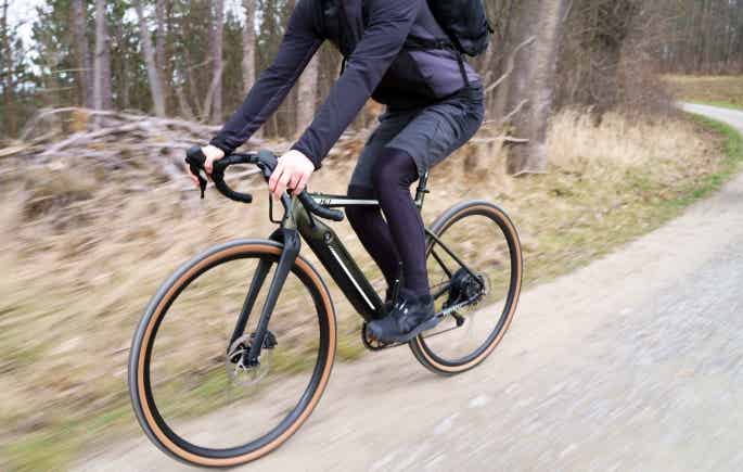 オフロードを走る電動グラベルロードバイク