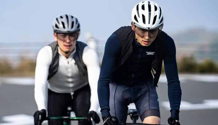 ヘルメット 自転車に乗った男性