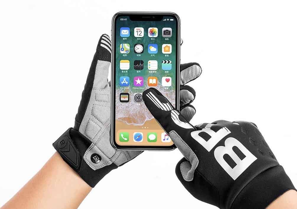 タッチパネル対応の冬用サイクルグローブ