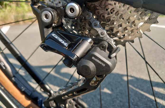ミヤタの電動ロードバイクのリアディレイラー、シマノGRX