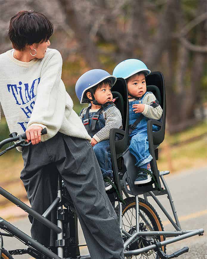 グレイシアEカーゴに子供2人を乗せる女性