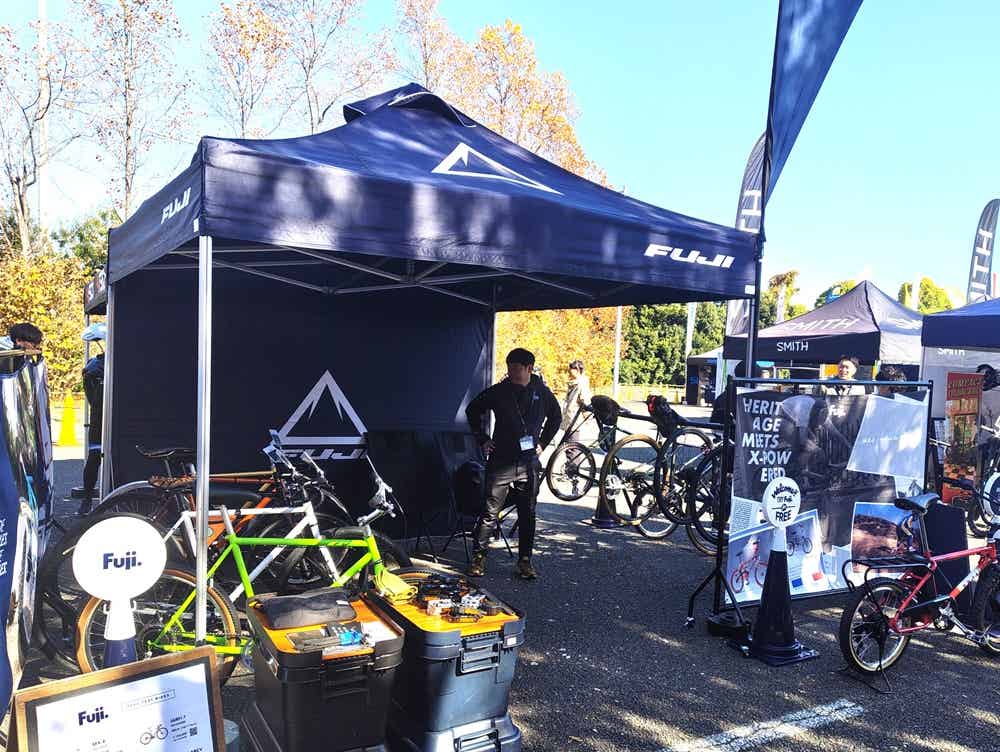 FUJIのロードバイクブース