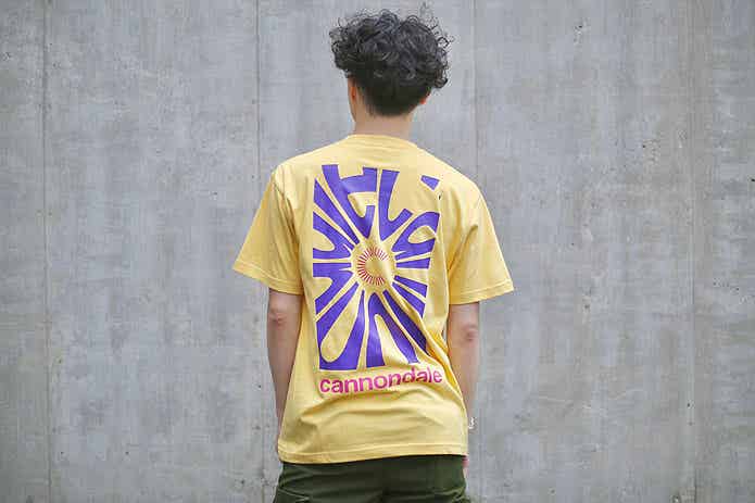 Tシャツを着た男性