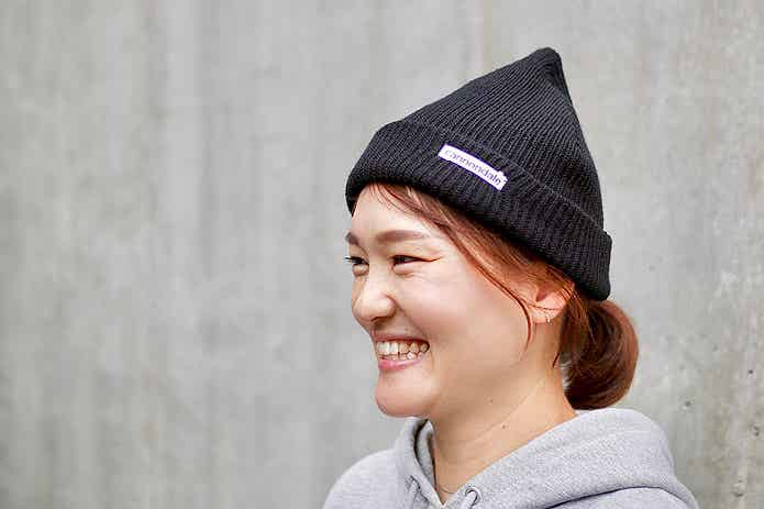 ニット帽をかぶる女性