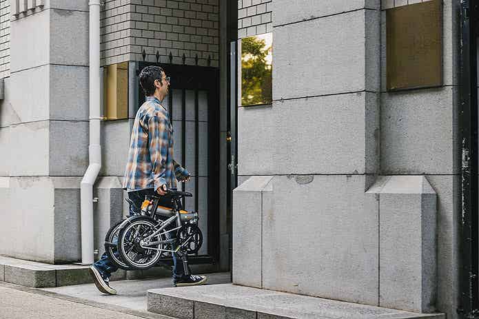 K-Forthを持ち運ぶ男性