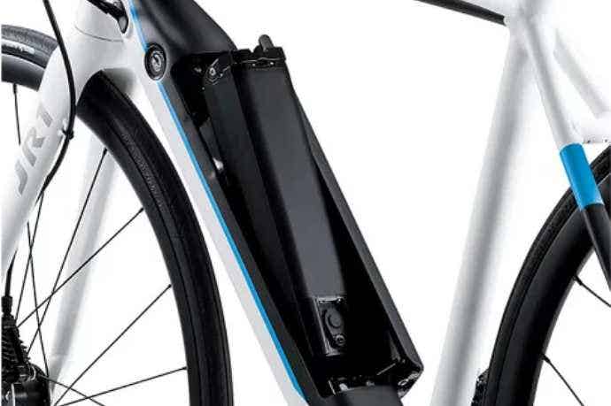 電動ロードバイクのフレームに内蔵されたバッテリー