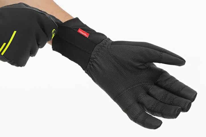 立体構造の冬用サイクルグローブ