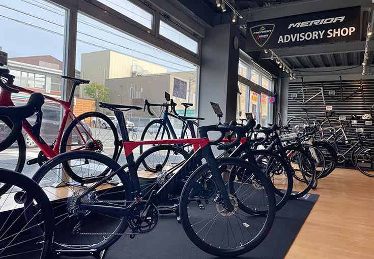 メリダのロードバイクが並ぶショップ