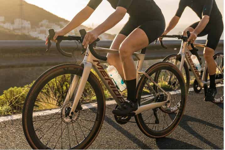 メリダのロードバイクに乗る男女