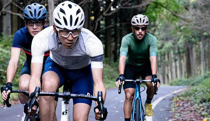 サイクリングする男性