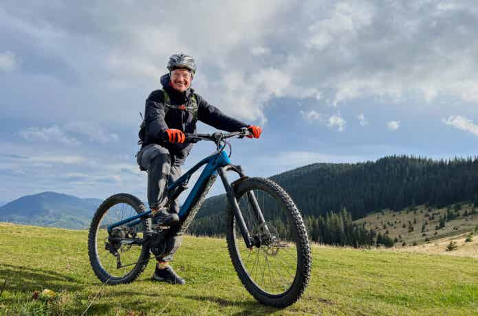 マウンテンバイクに乗る男性