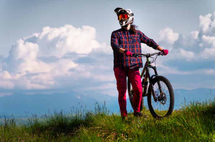 マウンテンバイクに乗る男性