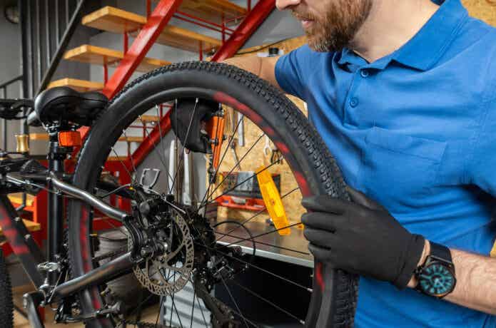 マウンテンバイクを整備する男性