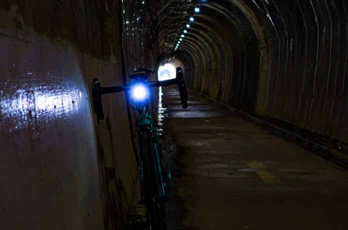 トンネルでライトを付けるロードバイク