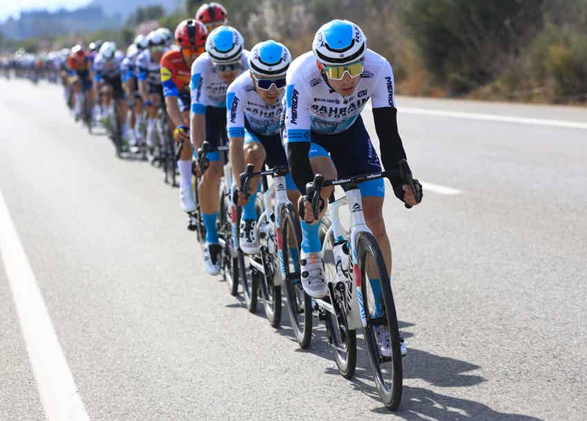 メリダのロードバイクに乗るプロチーム