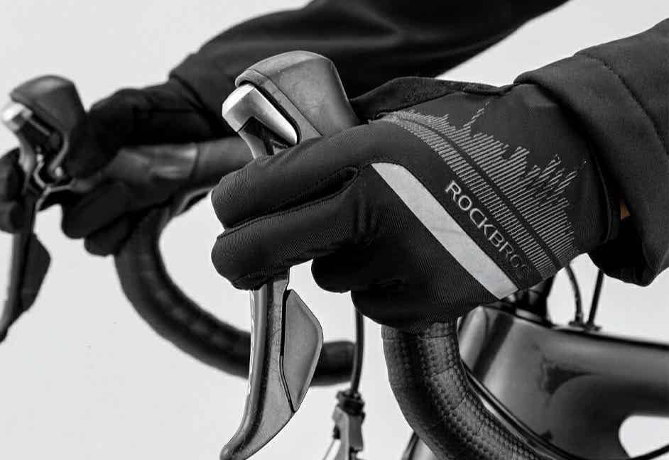 冬用サイクルグローブのロードバイク操作