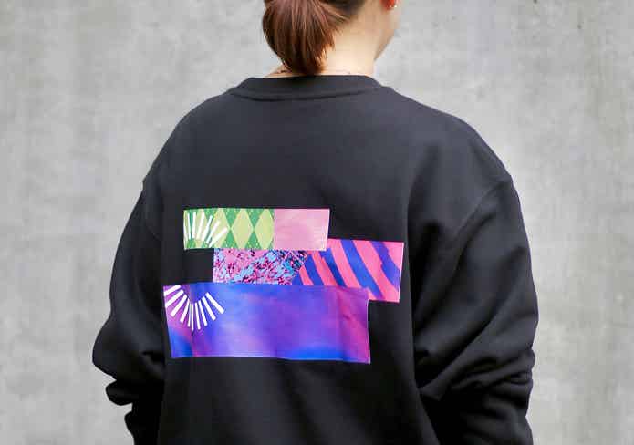 スウェットを着る女性