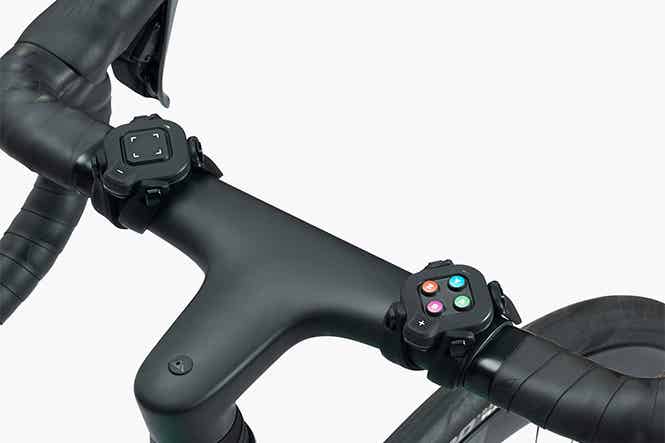 Zwift Cog & Clickを取り付けたロードバイクのハンドル