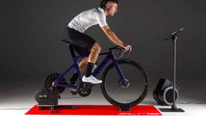 AVANTI with ZWIFT COG and CLICKを使用する男性