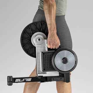 AVANTI with ZWIFT COG and CLICKを持ち運ぶ男性