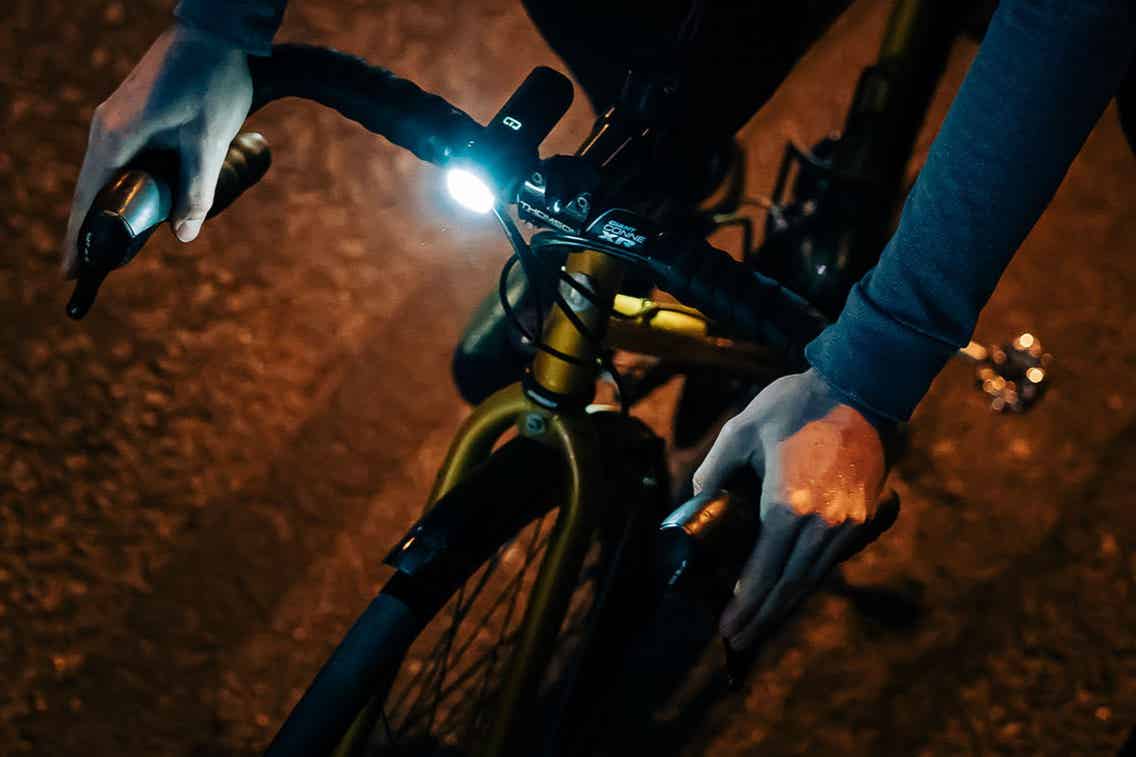 夜間のロードバイクライト