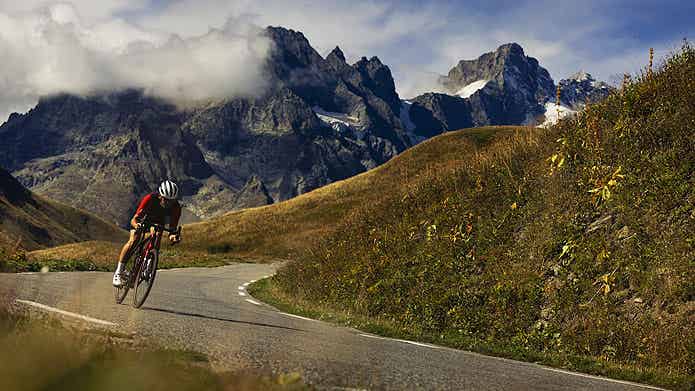 Domane+ SLR 7で走行するライダー