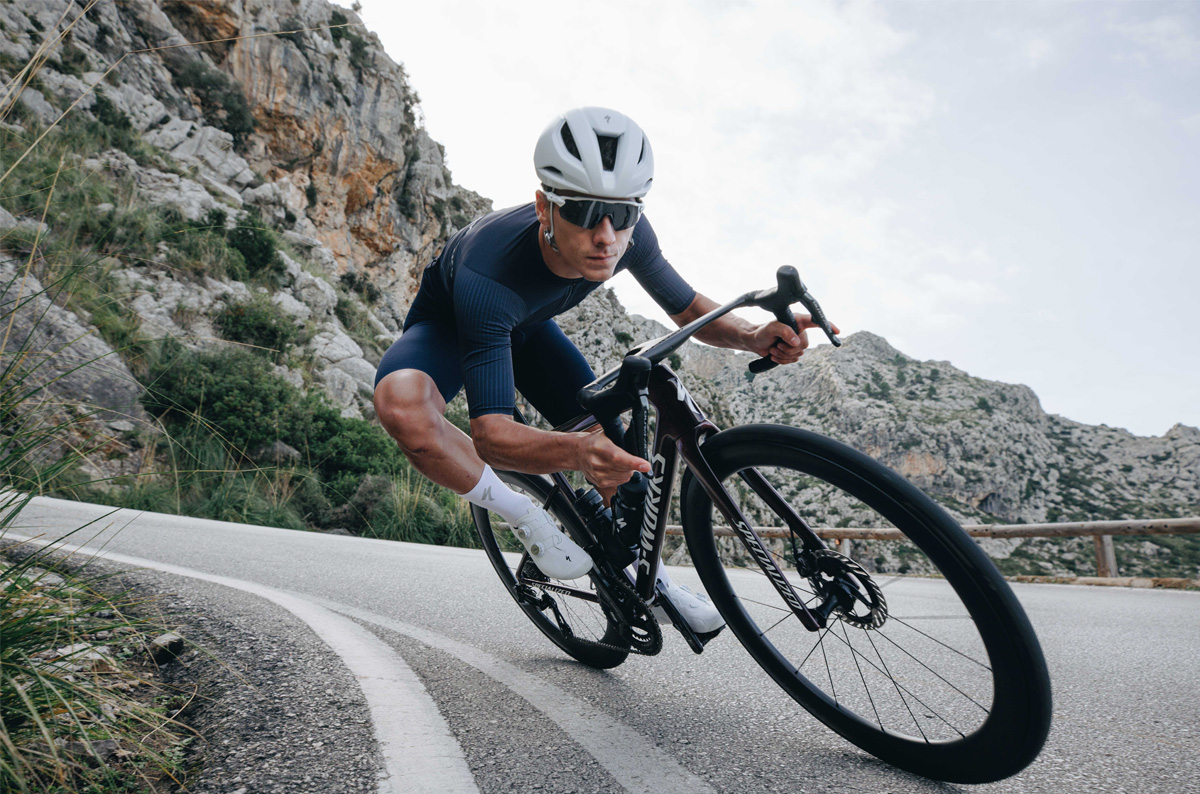 ロードバイクに乗る男性