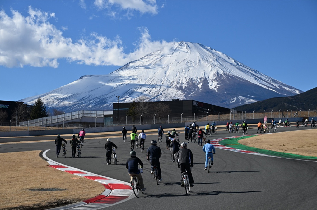 モータースポーツの聖地を“ママチャリ”が埋め尽くす！2026年「スーパーママチャリGP」が開催