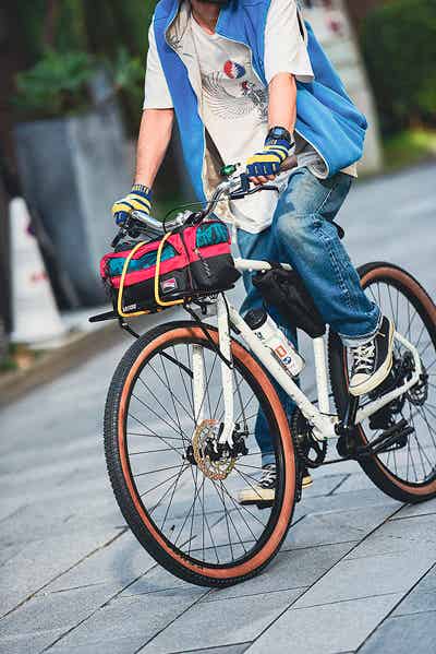 SONOMA Fに乗る男性