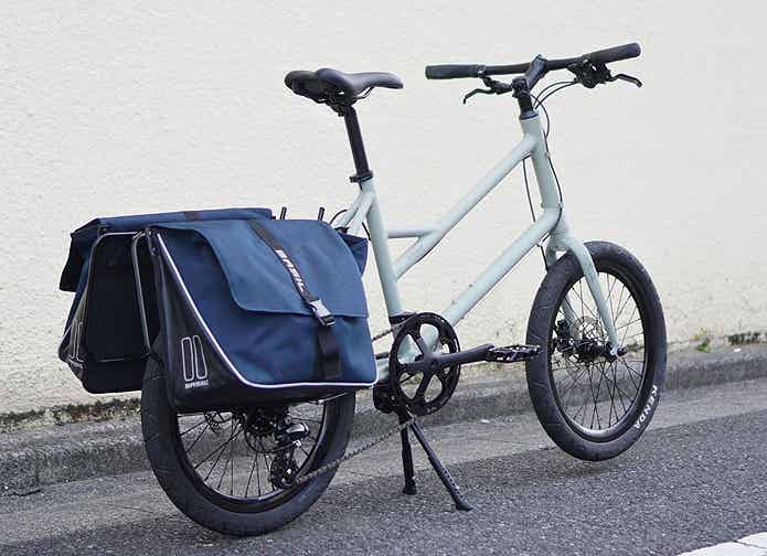 パニアバッグを装着した20インチの自転車
