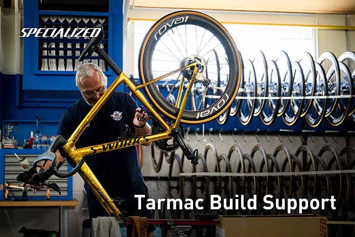 ロードバイクをメンテナンスする男性