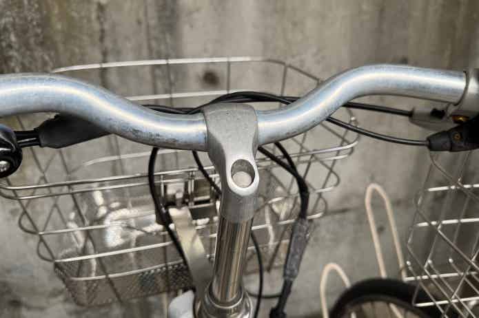 白サビが浮いた自転車のハンドル