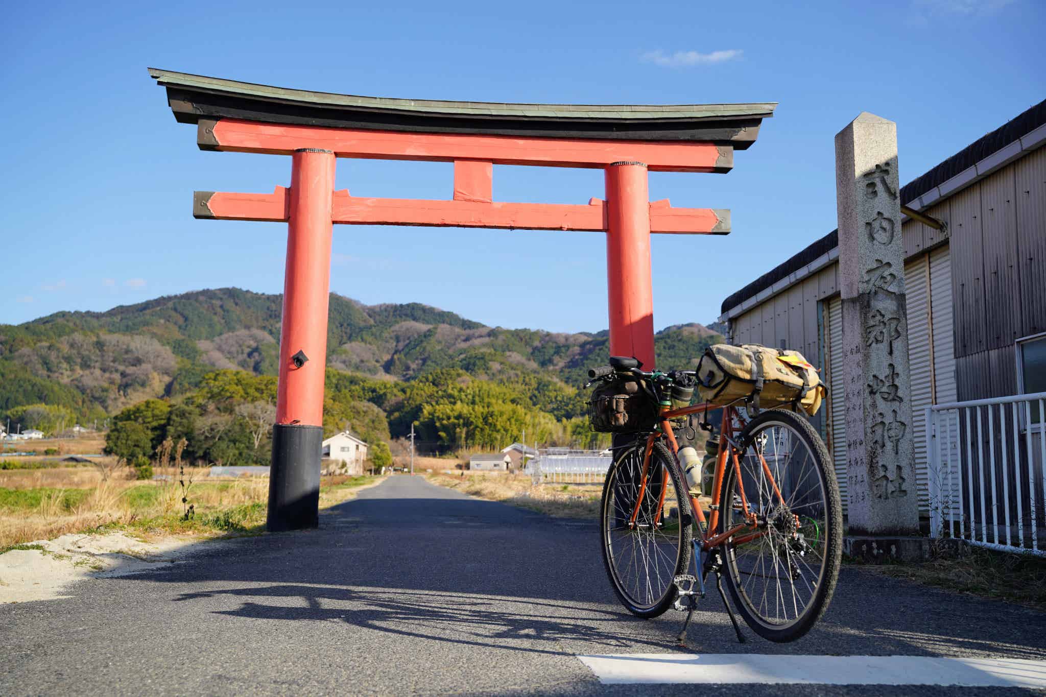 鳥居と自転車