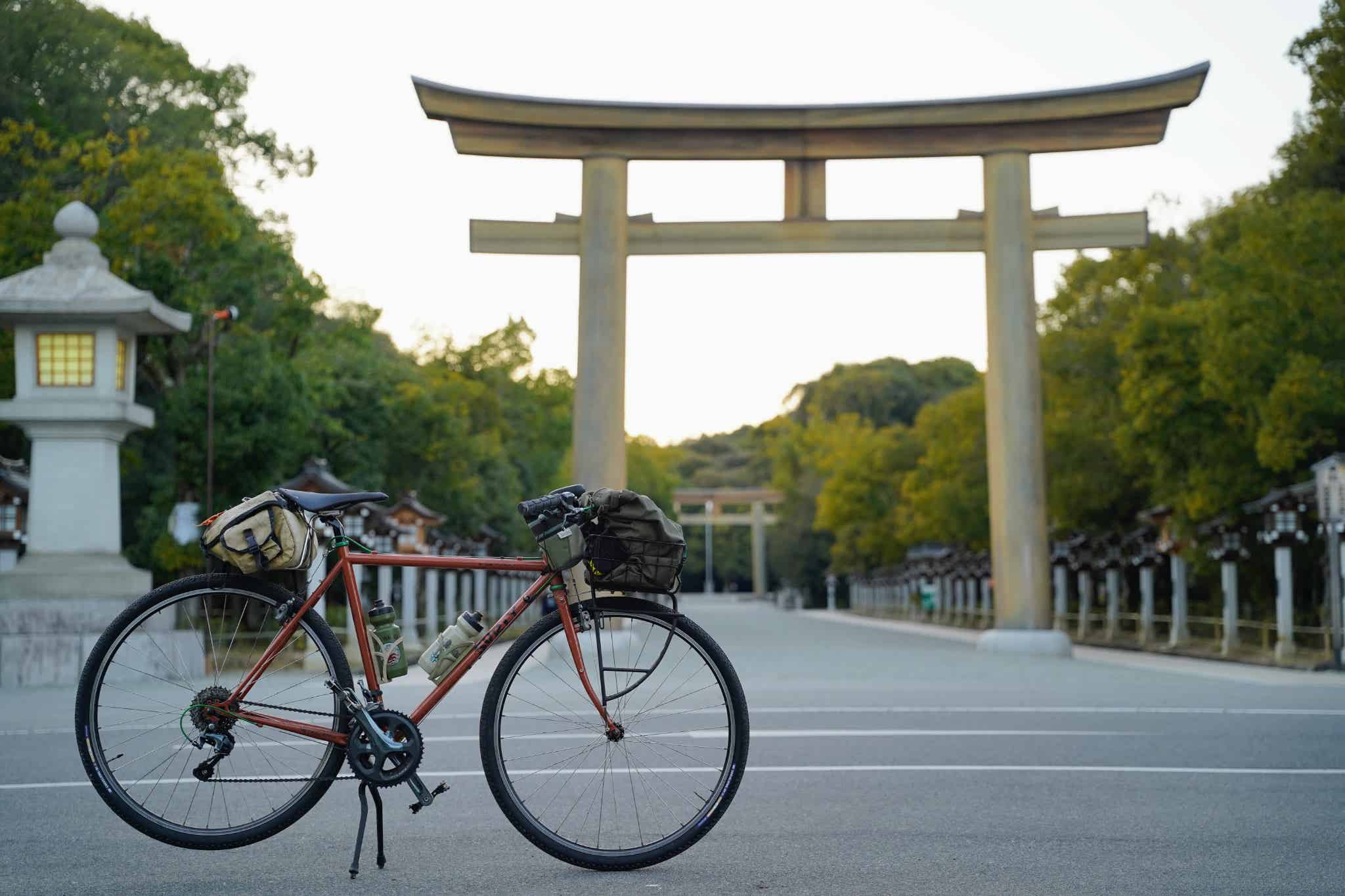 橿原神宮の第一鳥居と自転車