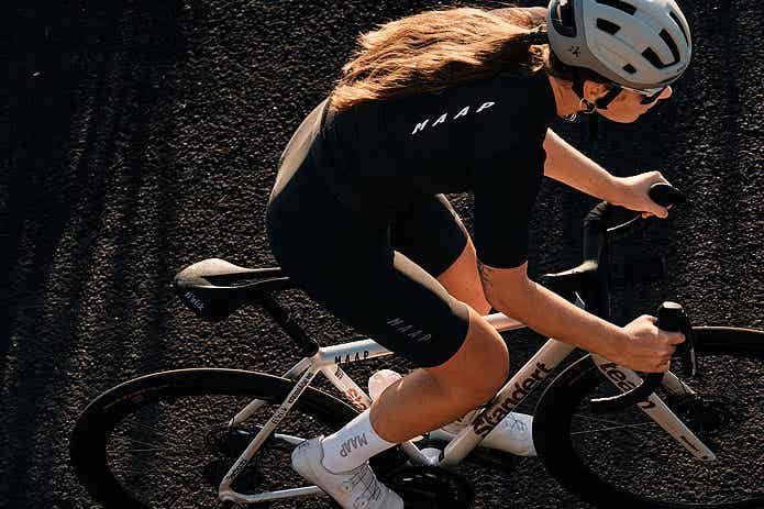 「R1 Light」を使って、ロードバイクで走る女性