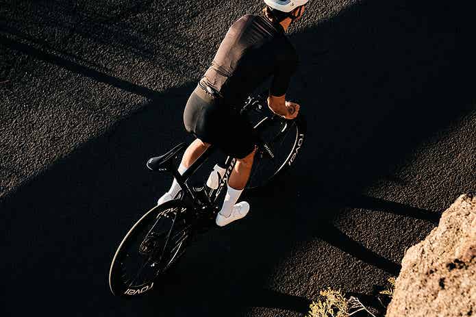 「R1 Light」を使って、ロードバイクで走る男性