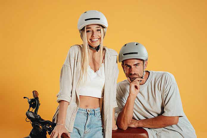 「UNIT 1」のヘルメットをかぶる男性と女性