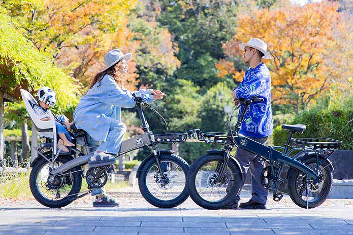 Flextrack（フレックストラック）に乗る男性と女性