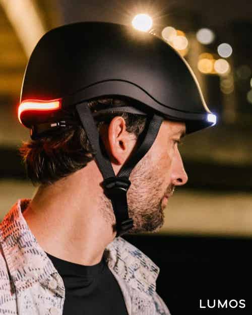 LUMOS Nyxelをかぶる男性