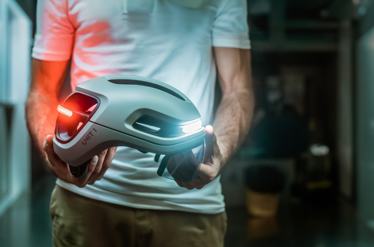 ウインカーやブレーキライトも内蔵？次世代スマートヘルメット「UNIT1」が日本上陸