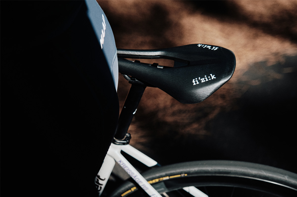 【一切の妥協なし】無駄を削ぎ落とした驚異の軽さ、フィジークのサドル「R1 Light」が新登場