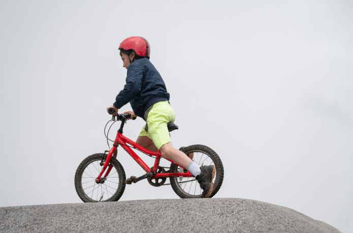 BMXに乗るキッズ