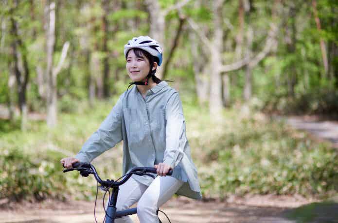 ミニベロで自然の中を走る女性