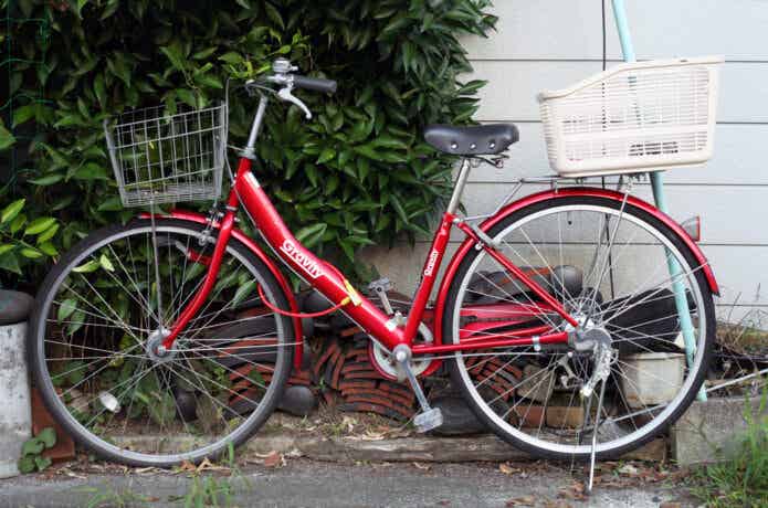 アルミフレームの赤い自転車