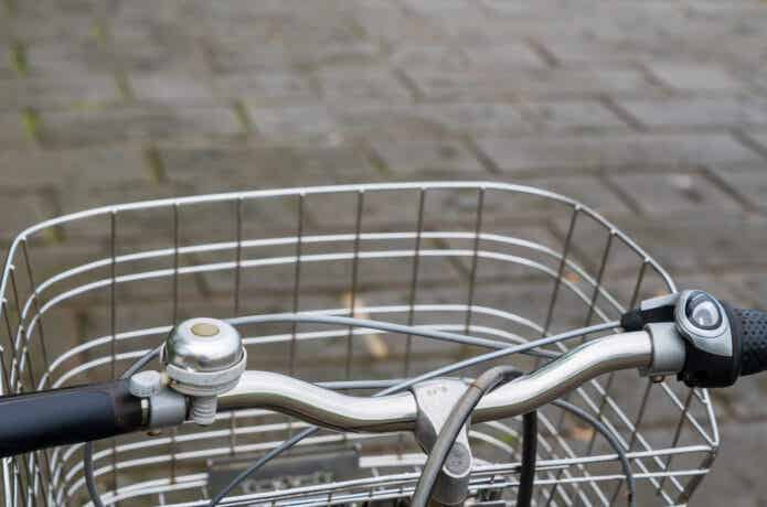 自転車のハンドルと前カゴ