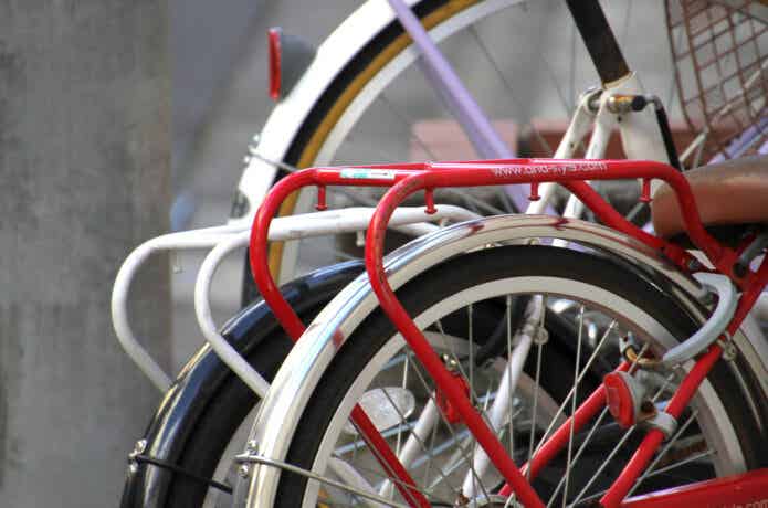 赤く塗装された自転車のリアキャリア