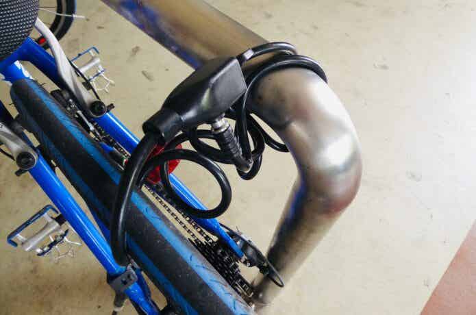 手すりと自転車をロック