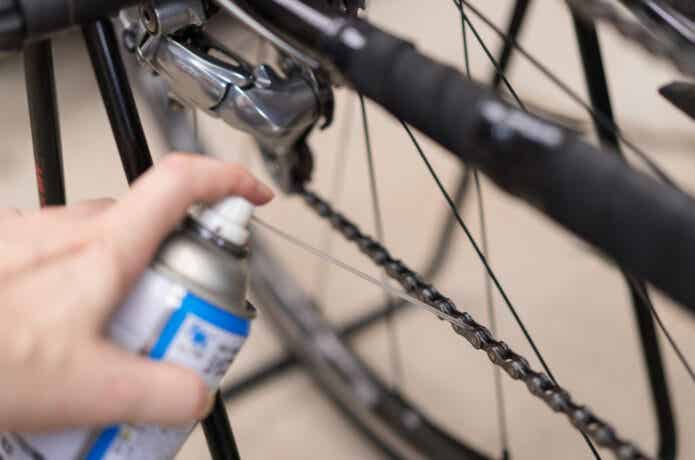 自転車のチェーンに注油