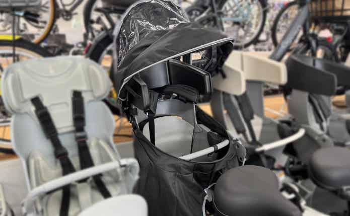 電動子乗せ自転車に設置されたレインカバー